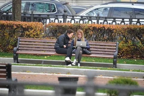 Девушки на лавочке
